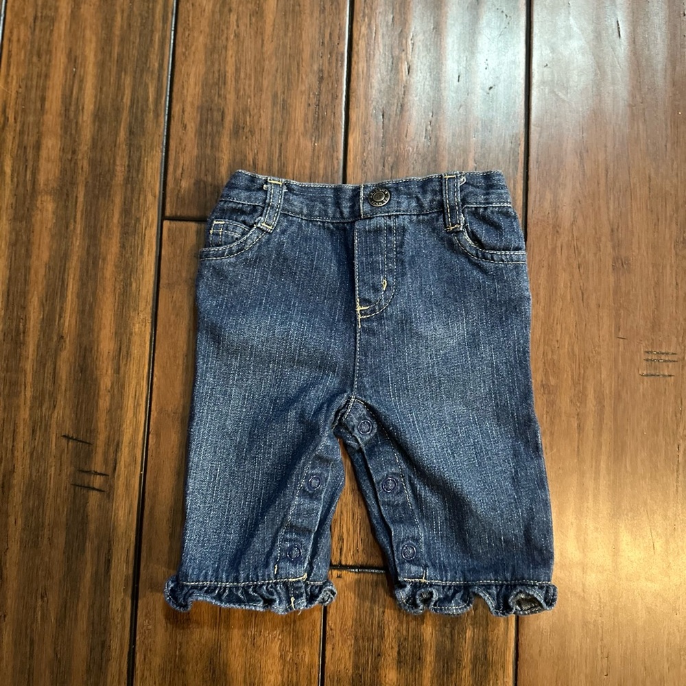 Little girls jeans size 0-3 months. Great condition.